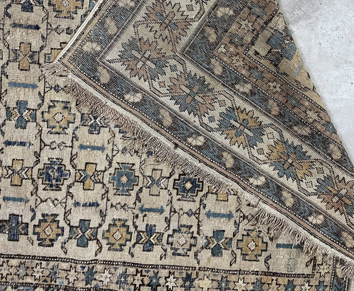 Detail of ivory geometric wool rug 1B1022 with layered starburst borders