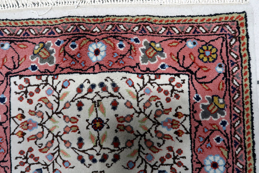 Vintage Indian Agra Rug - Crafted with a Heritage Touch