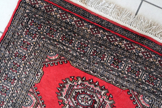 Close-up of the red and navy blue patterns.