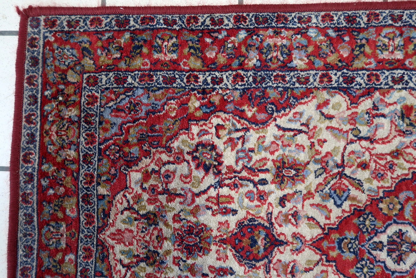 Front view of the handmade Indian rug adding warmth to a living room