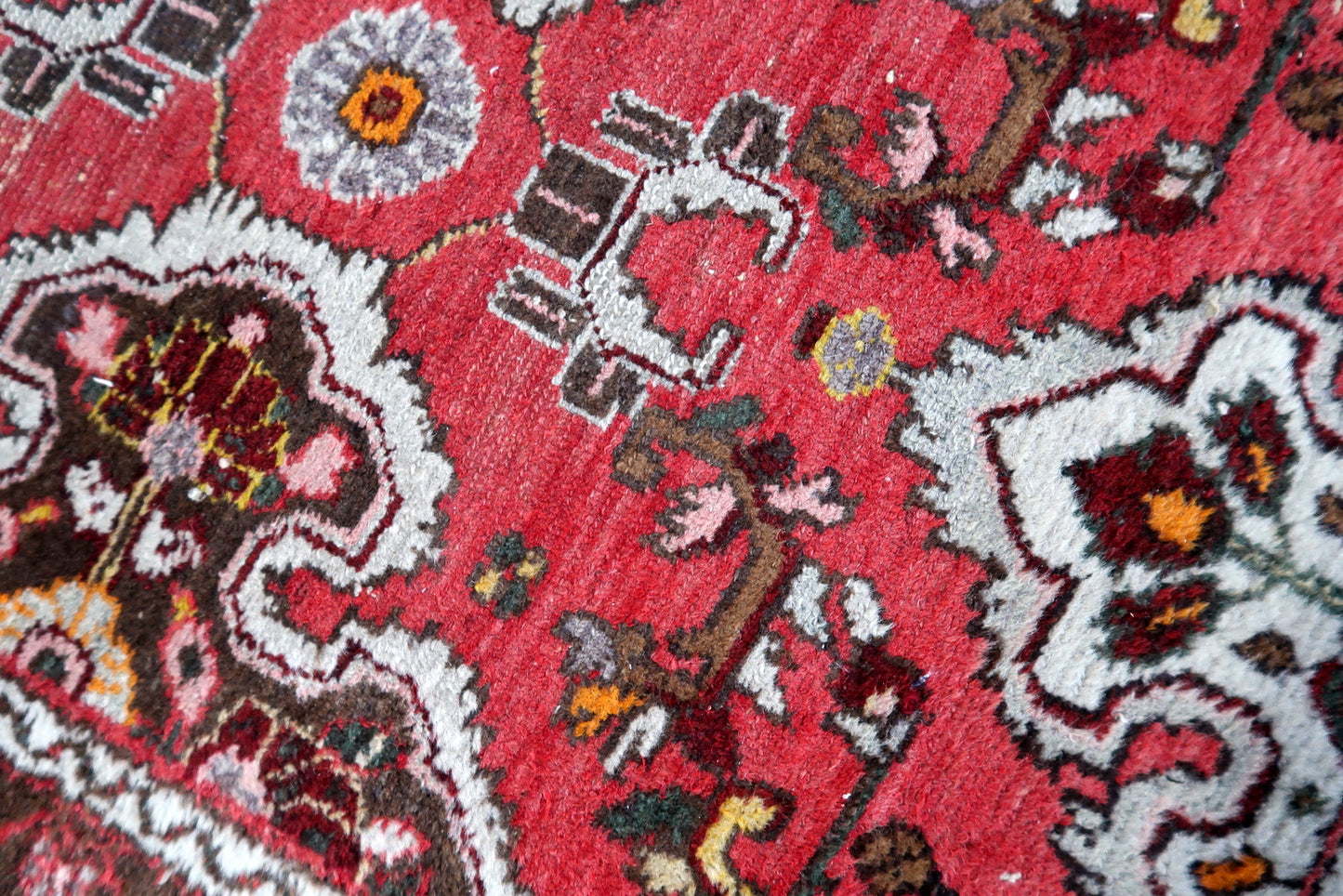 Close-up of cotton foundation and knotting detail