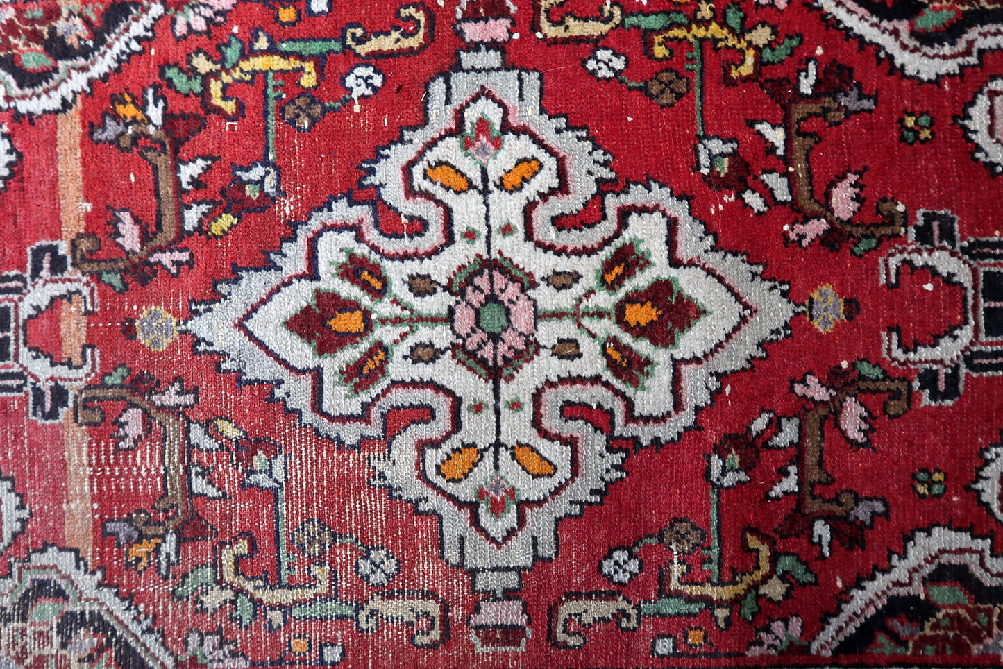 Elongated runner pattern with stylized rosettes