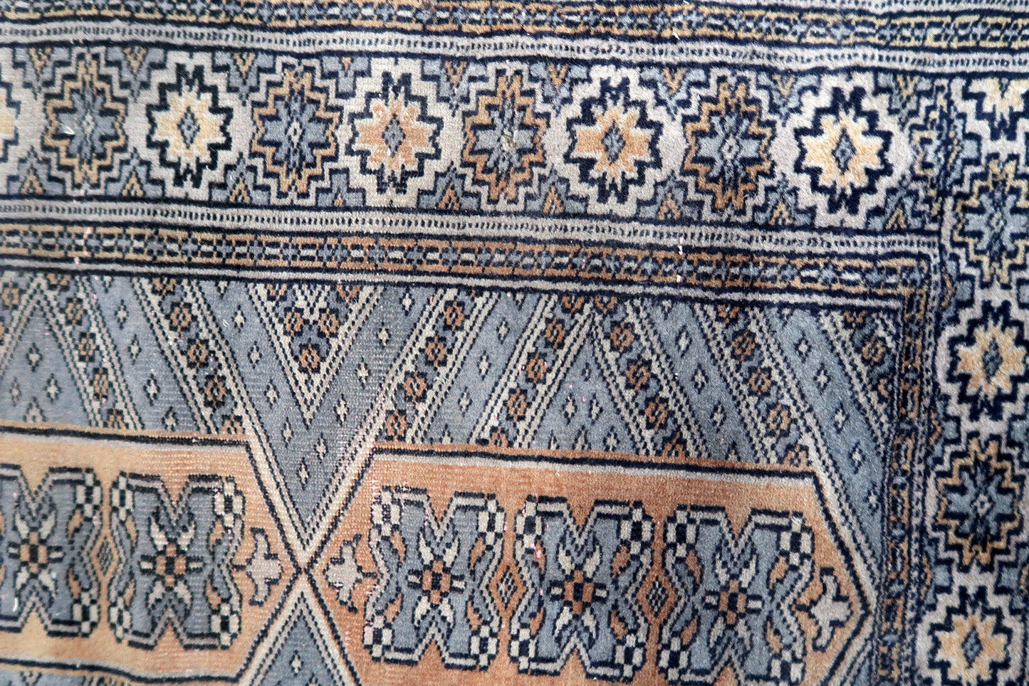Dense wool surface with detailed knotting