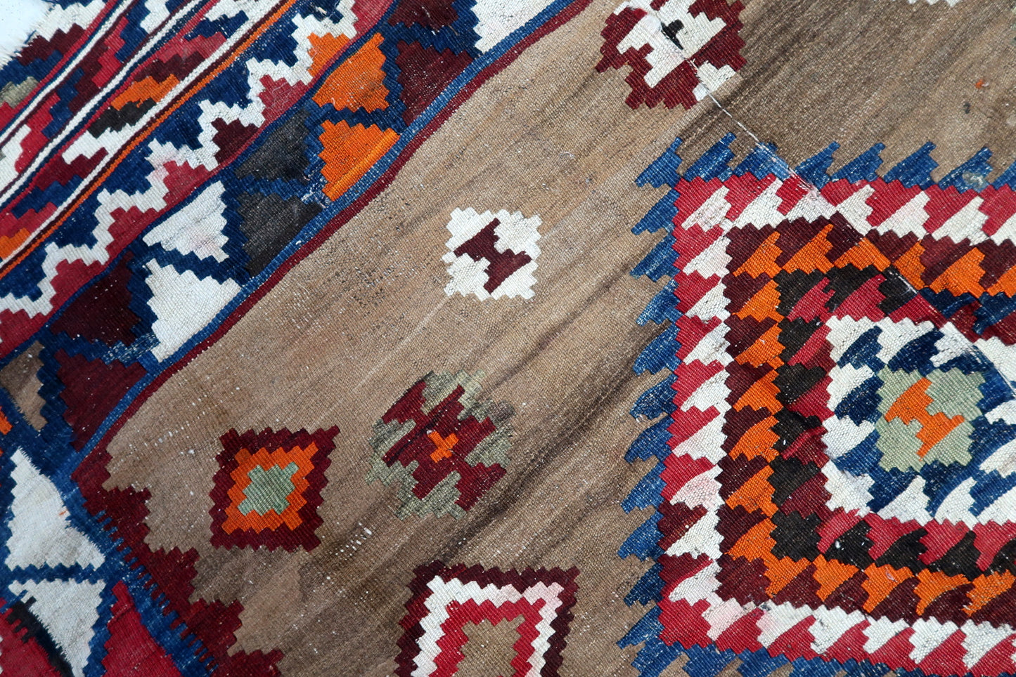 Horizontal stripes and lozenge shapes in wool