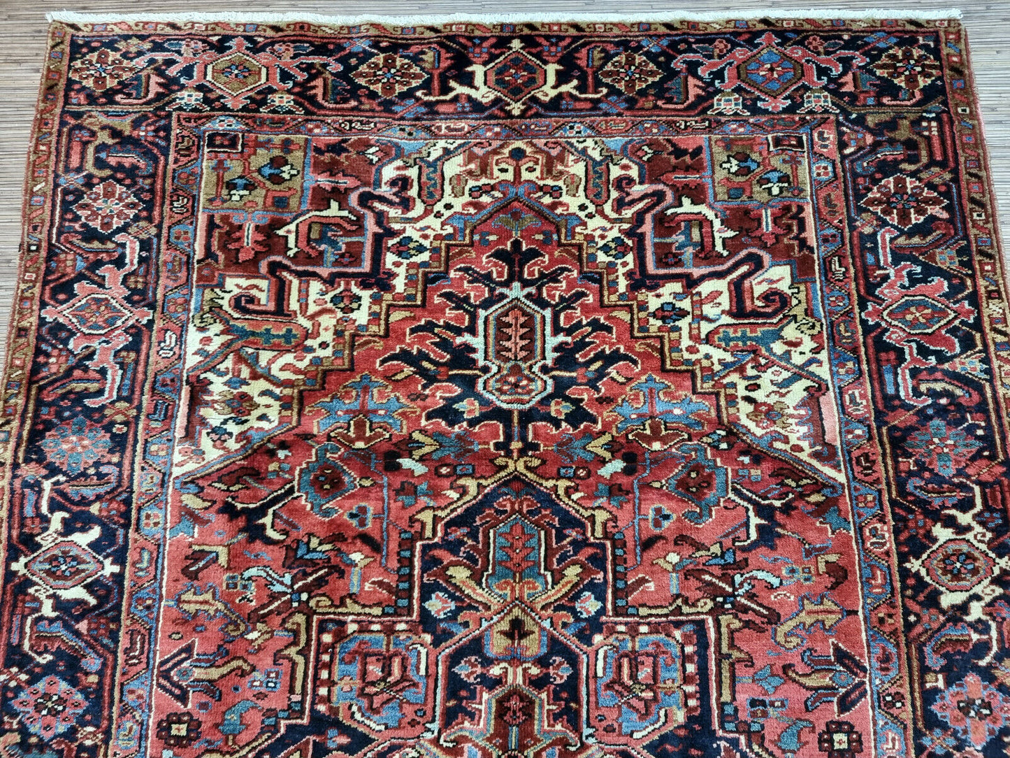 Rectangular hand-knotted Persian Heriz 270x170 cm