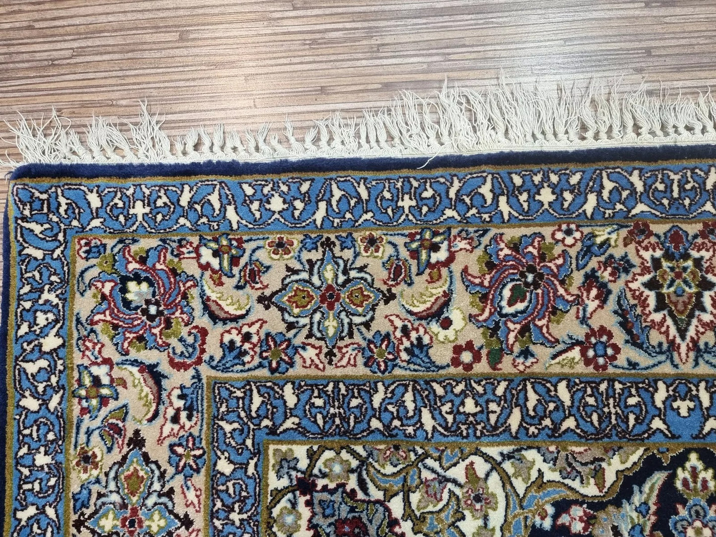 The rug’s well-preserved condition, showcasing its vintage charm