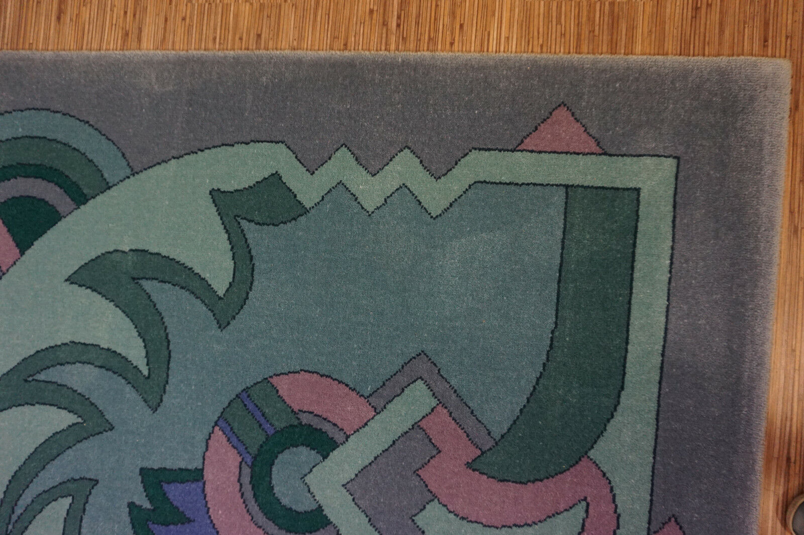 Detailed view of the rug's corner - Highlighting the corner of the rug to showcase its sturdy construction and neat finishing.
