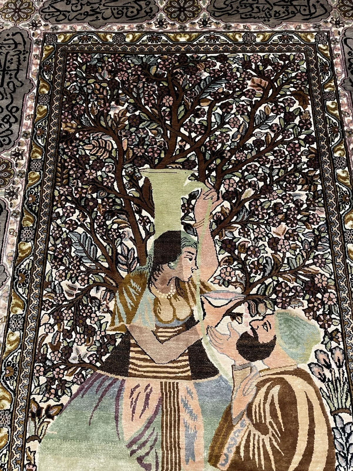 Antique-Style Persian Isfahan Carpet β Elegant Home Decor