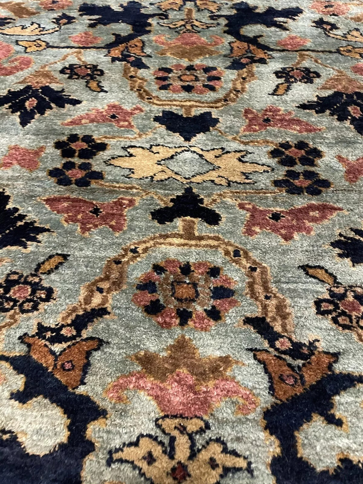 Floral Patterned Persian Lilihan Rug โ A Unique Collectible