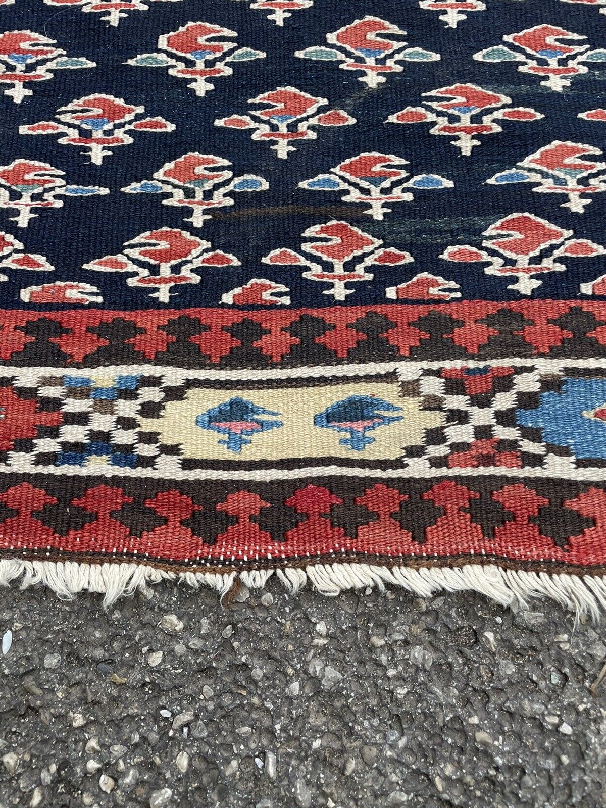 Detailed craftsmanship of a handmade Gashkai flatweave rug