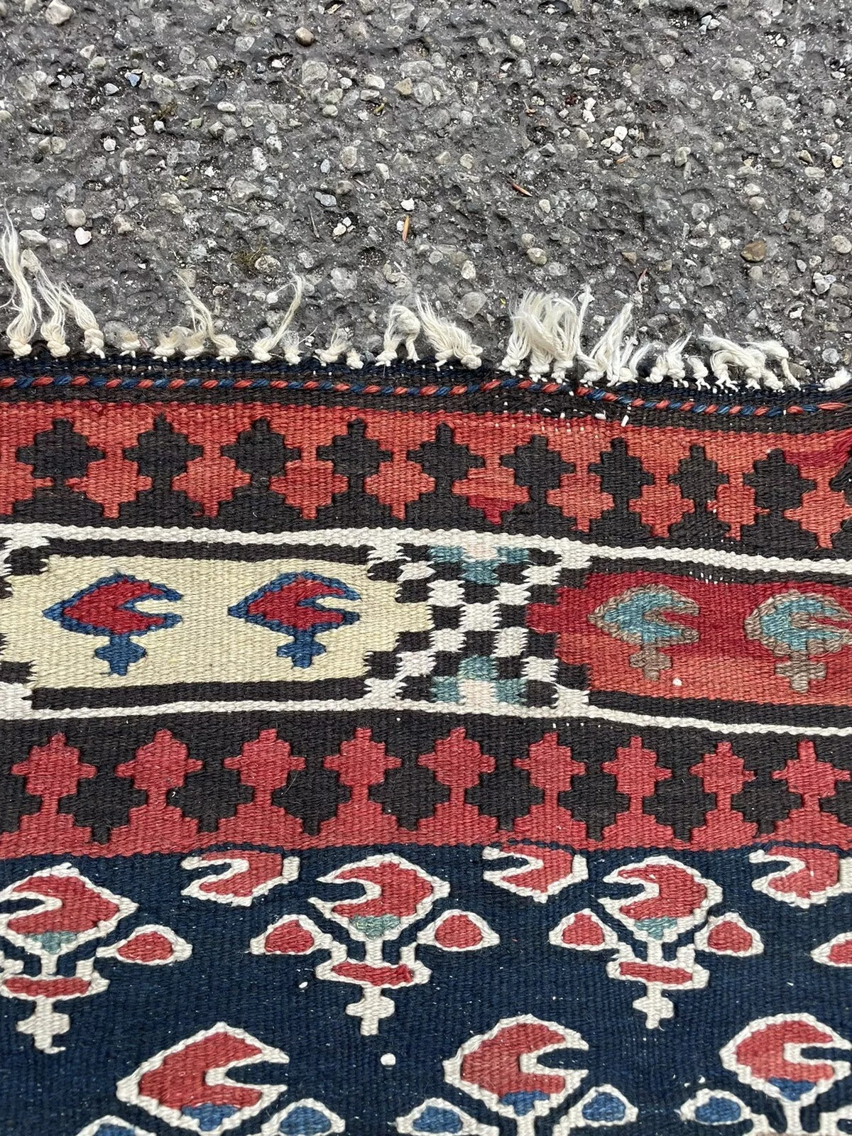 Lightweight and reversible design of a vintage Gashkai kilim