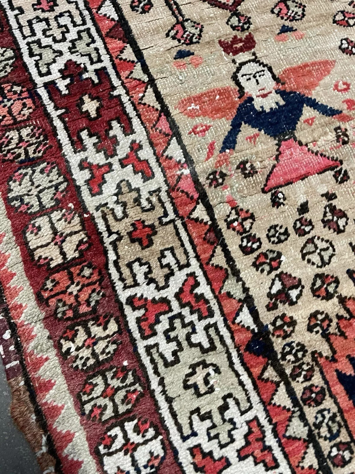 Detailed vine border with boteh on early 1900s Persian rug