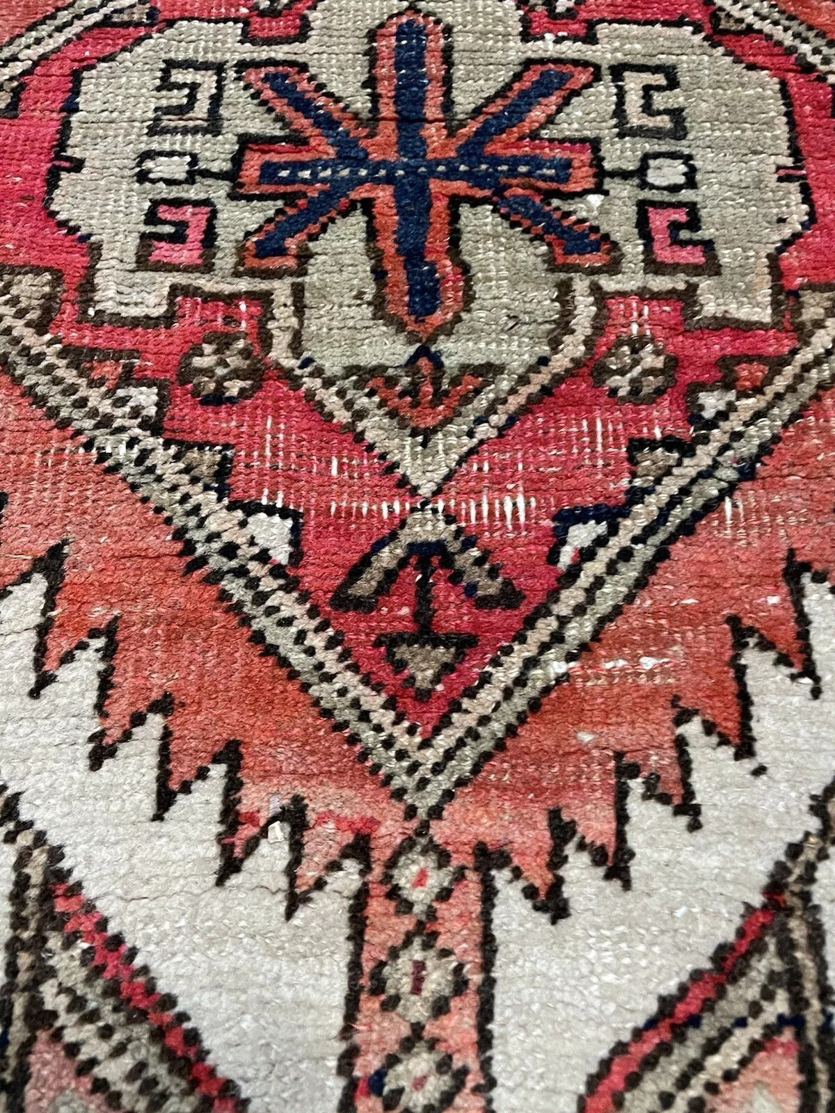All‑over paisley (mir) motif in Seraband runner