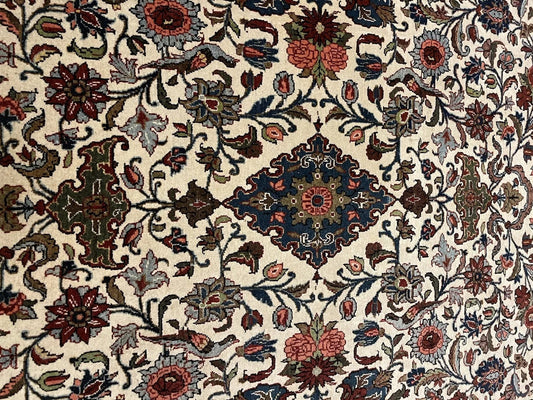 Stylized floral pattern in wool on Malayer rug