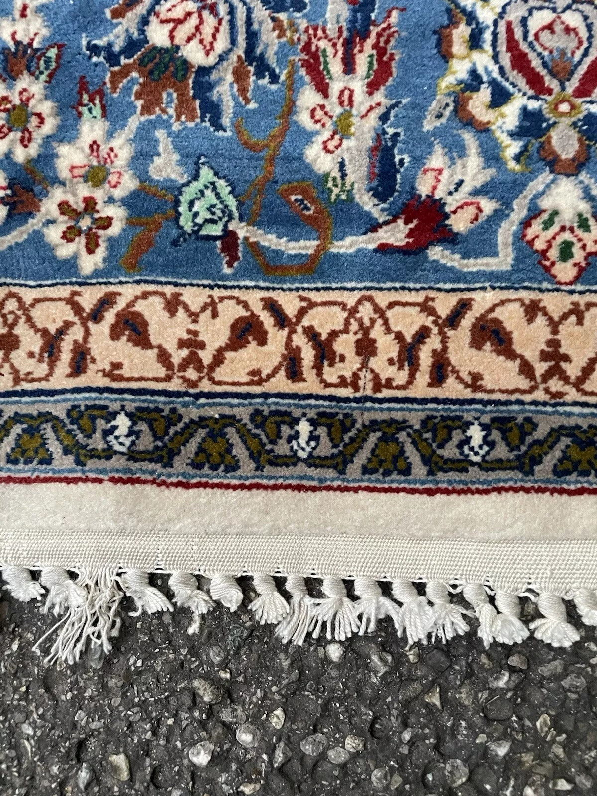 Central medallion with symmetrical vine scrolls on rug