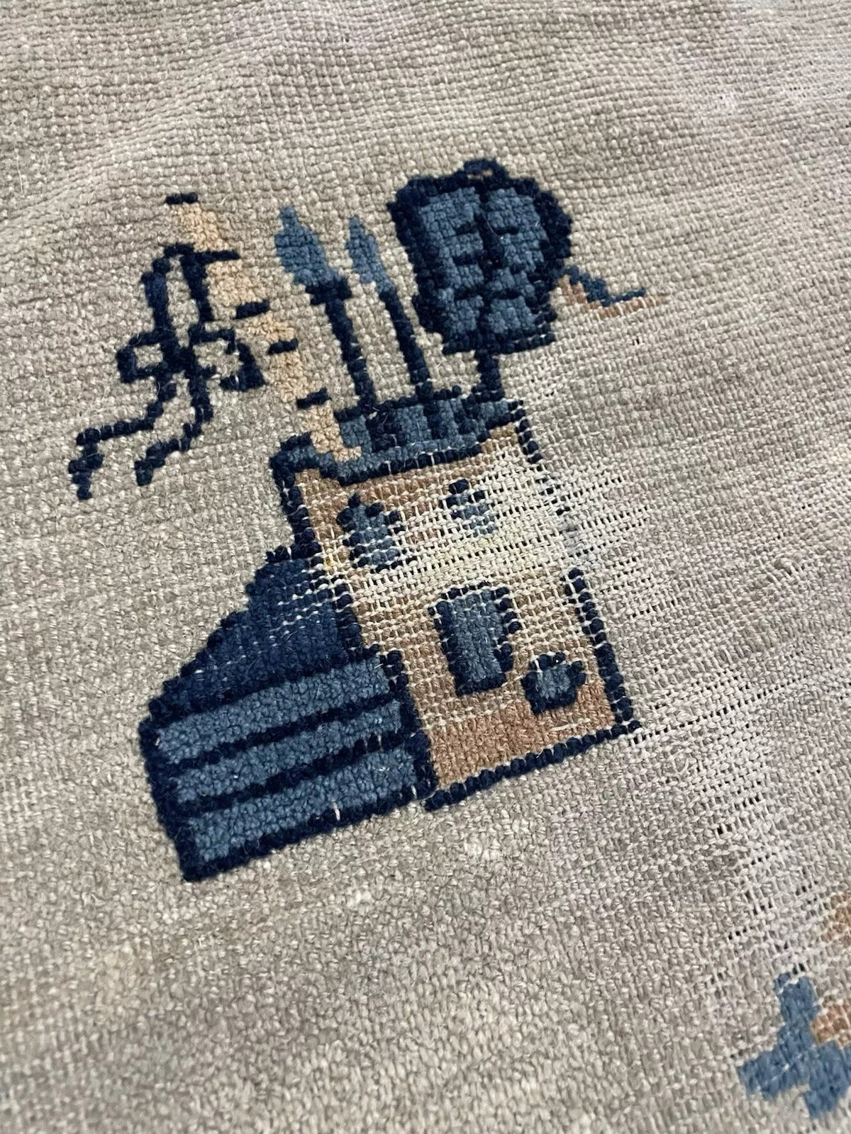 Delicate vine scroll motif in wool weave