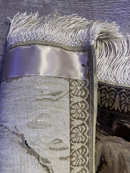 Close-up showing silk thread precision in 44 cm rug
