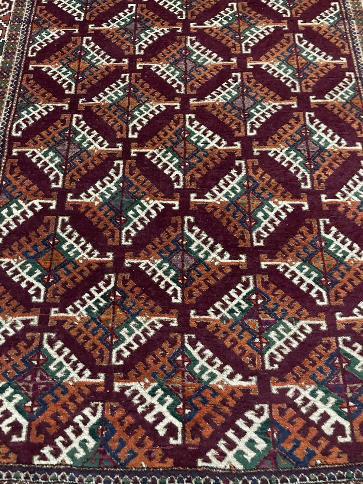 Diagonal view highlighting rug's 193 cm length