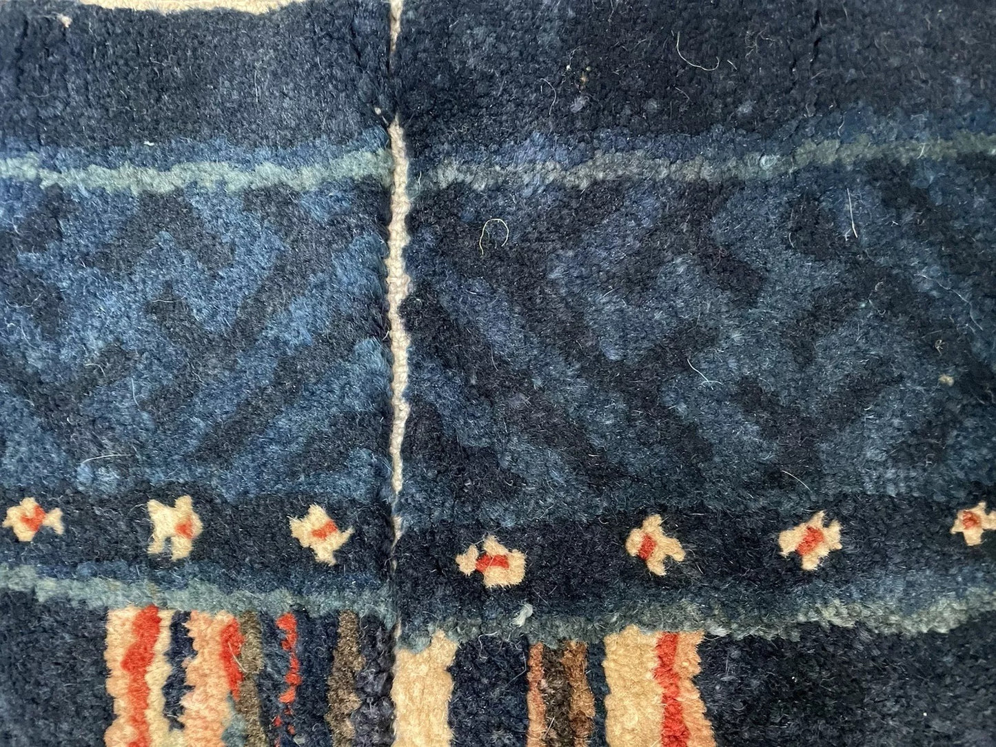 Close-up of the primary border with its classic diamond-shaped pattern.