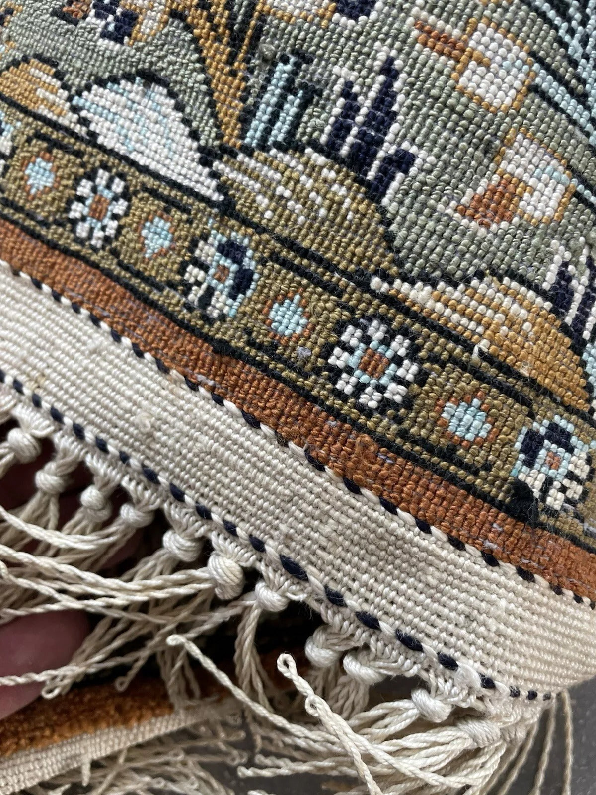 Close-up on the delicate guard borders that frame the main design.