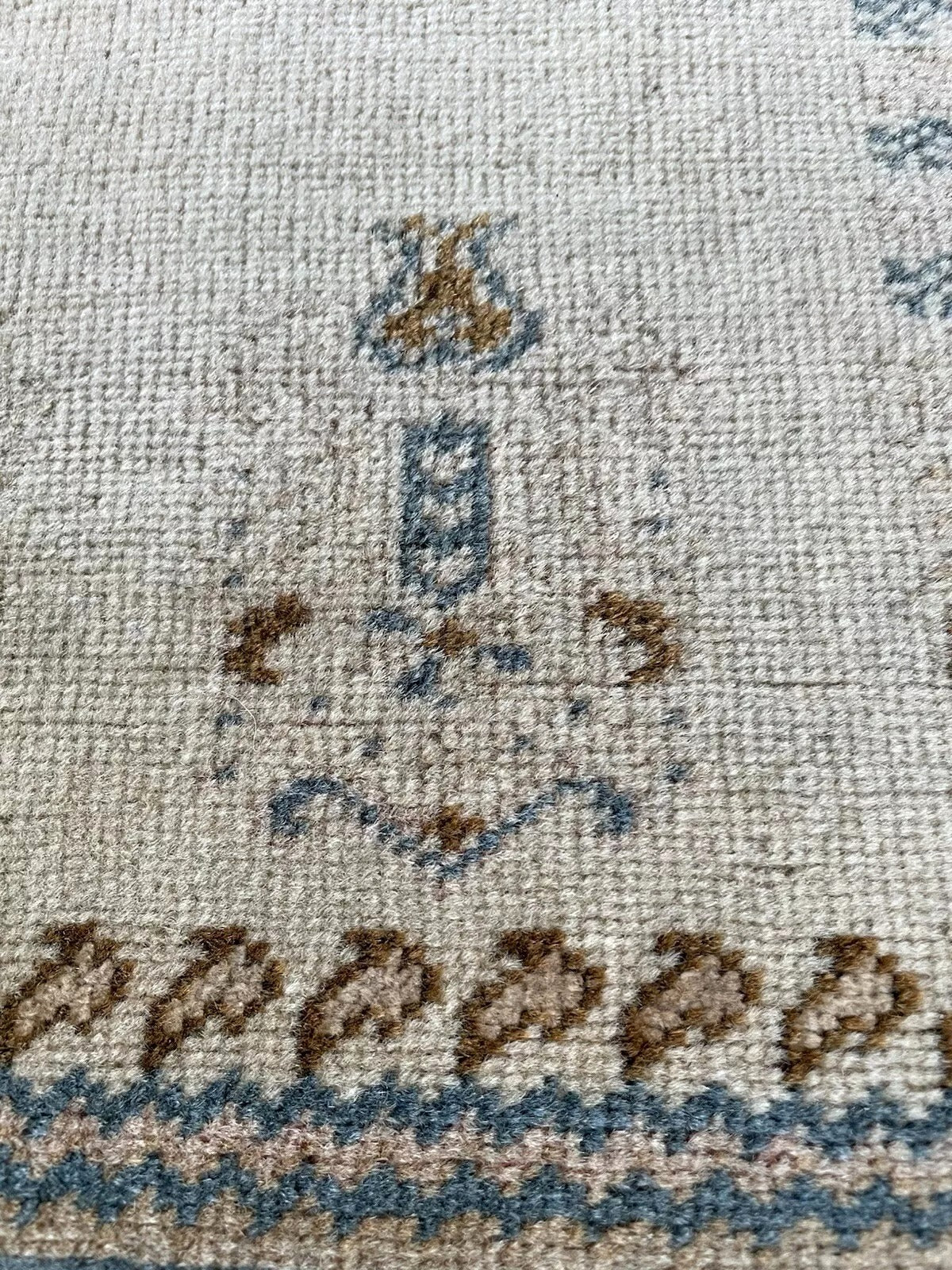 Shot of the rug's corner, displaying the full border sequence.