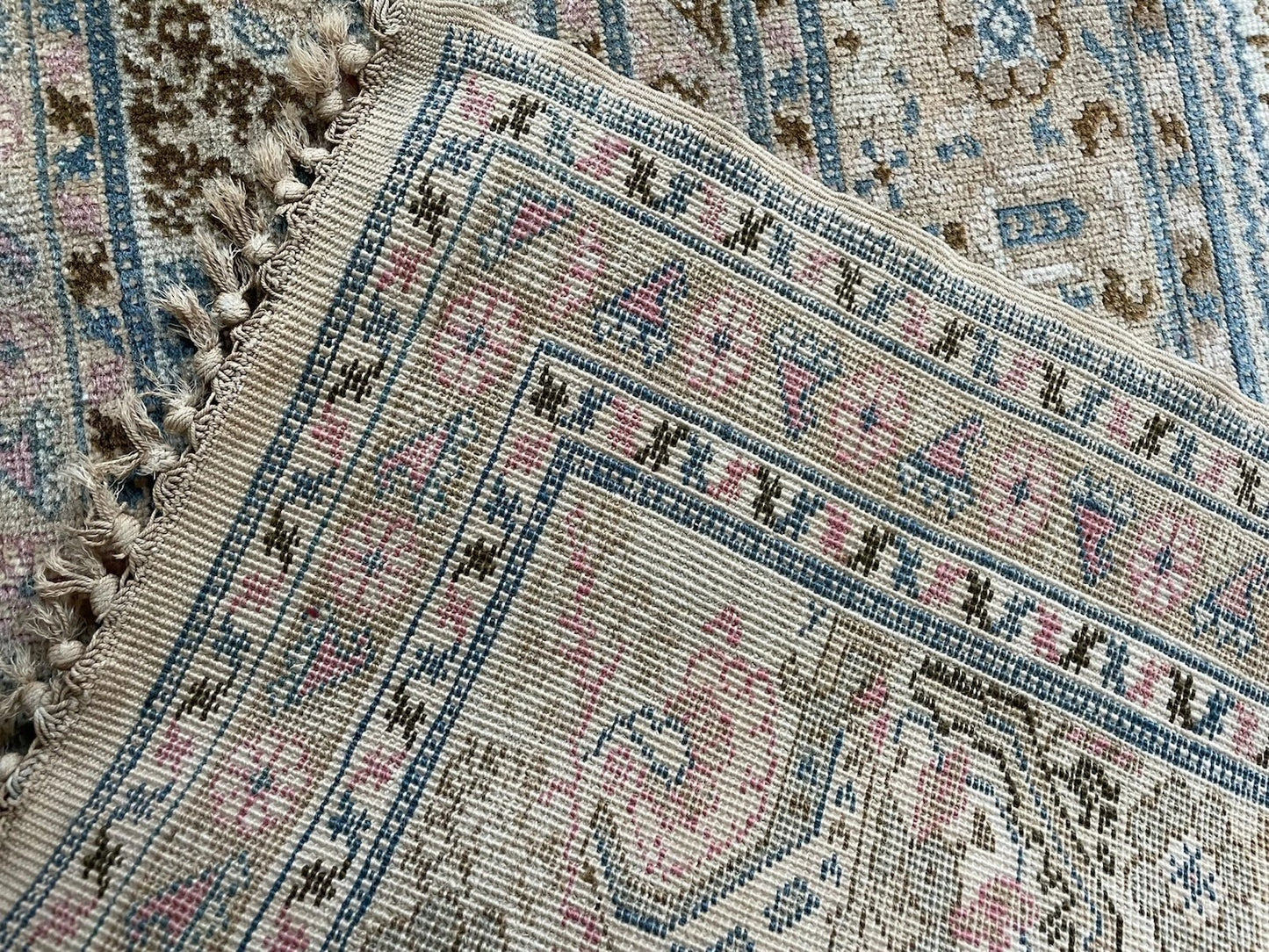 Close-up of the main border with its repeating stylized floral and star motifs.