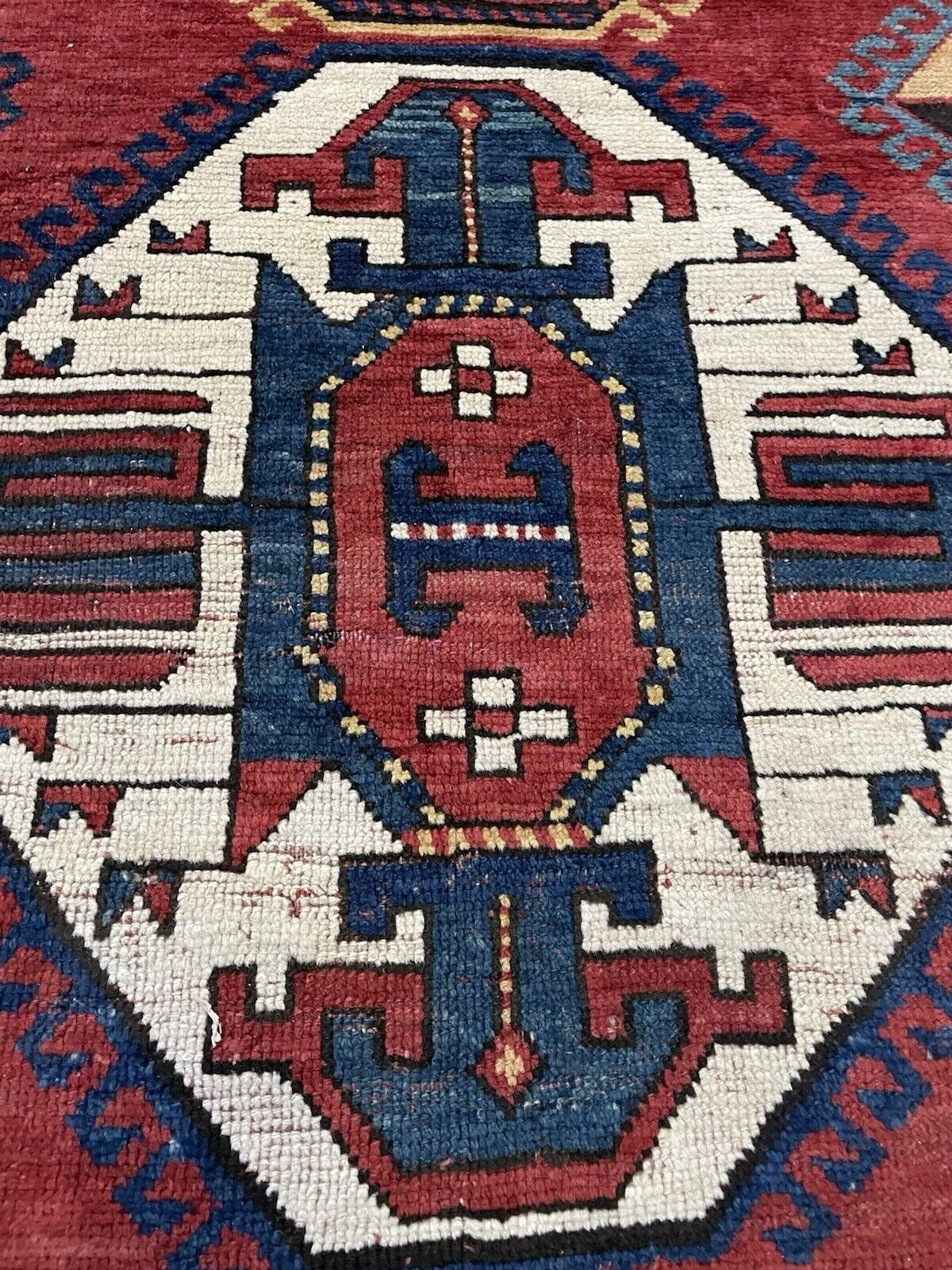 Shot of the rug's corner, displaying the complete border and field interaction.