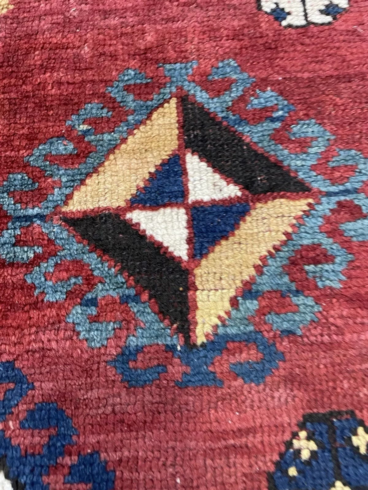 Close-up of the main border with its characteristic repeating "crab" pattern.