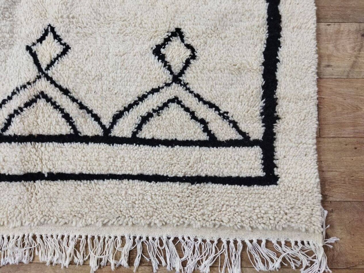 Light field with strong black symbols in Moroccan rug