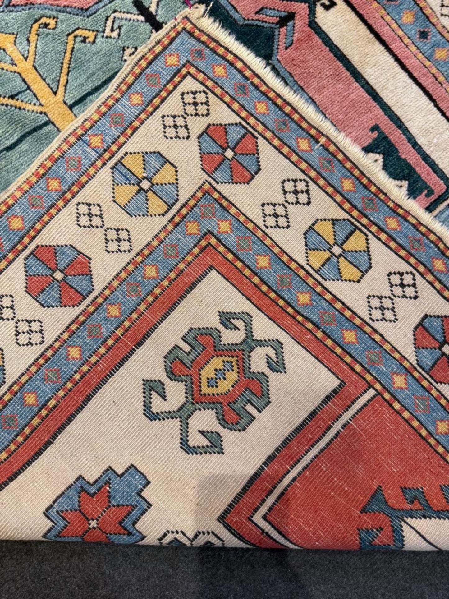 Navy blue elements in border design