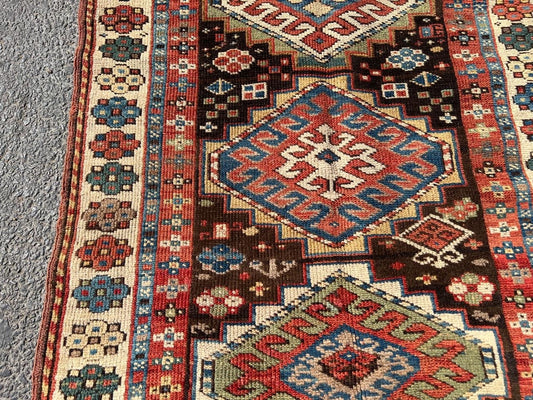 Close-up of hooked motif along central medallion