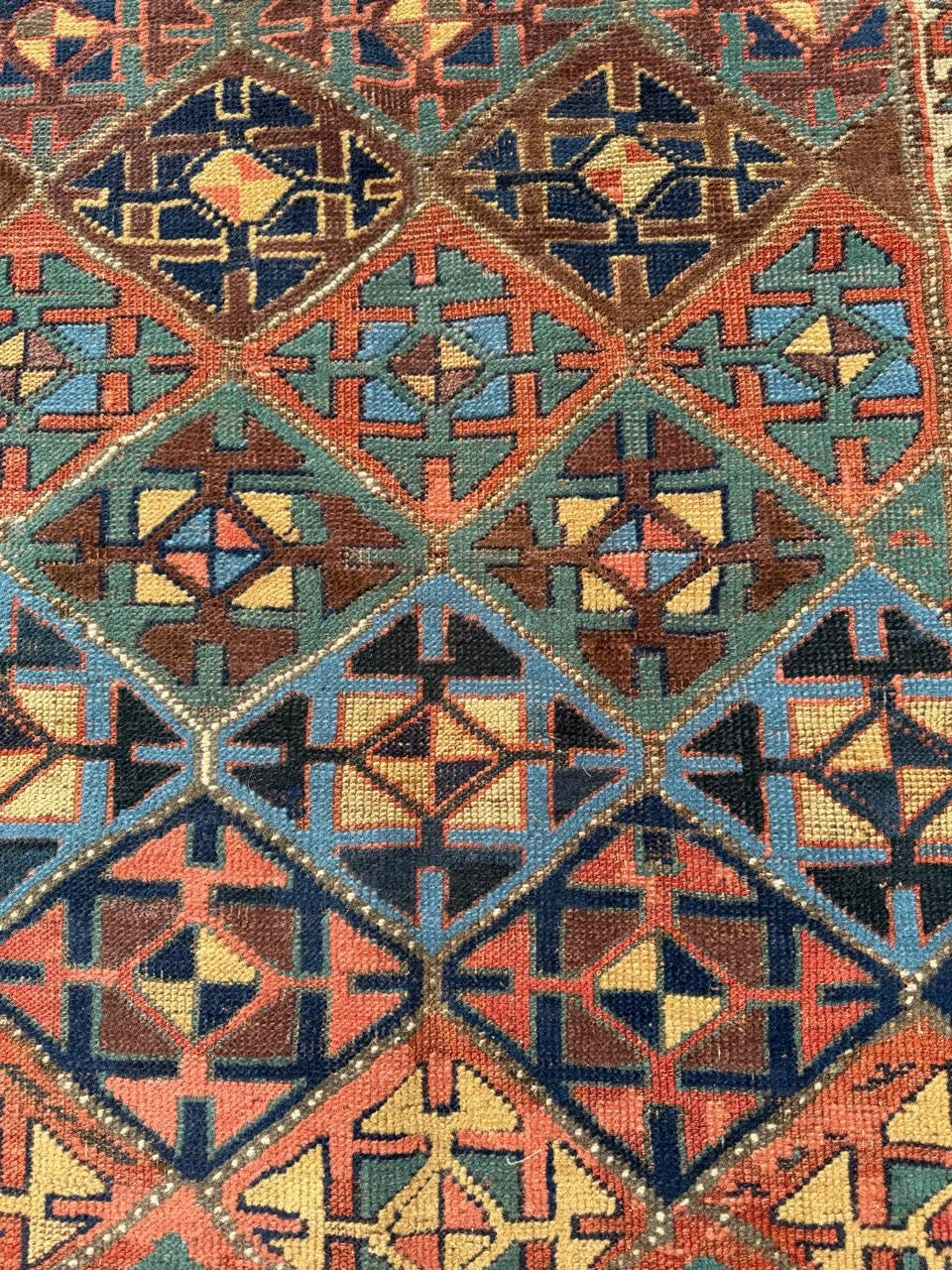 Color transition across red and blue motif area