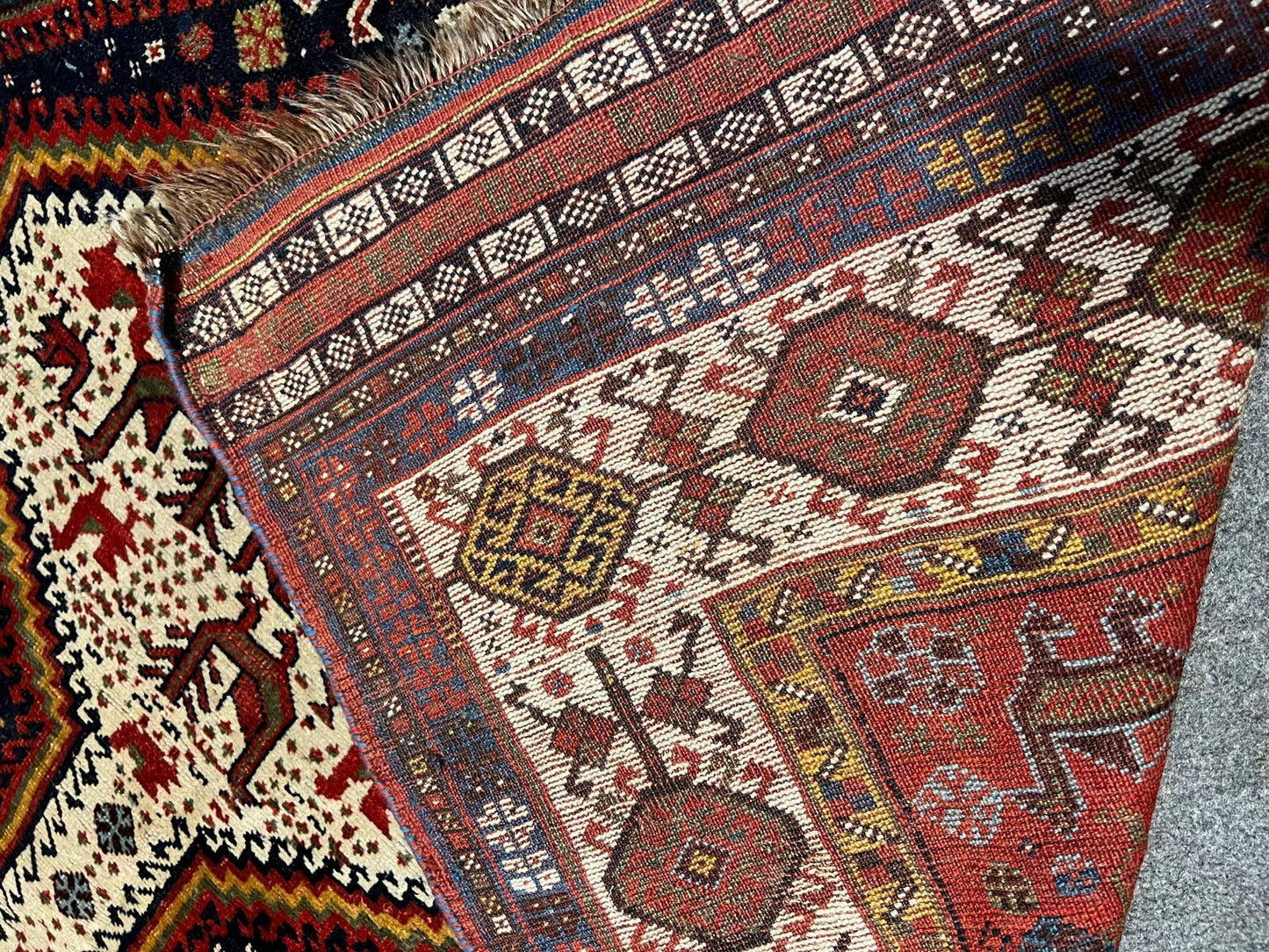Field pattern rhythm across the rug’s length