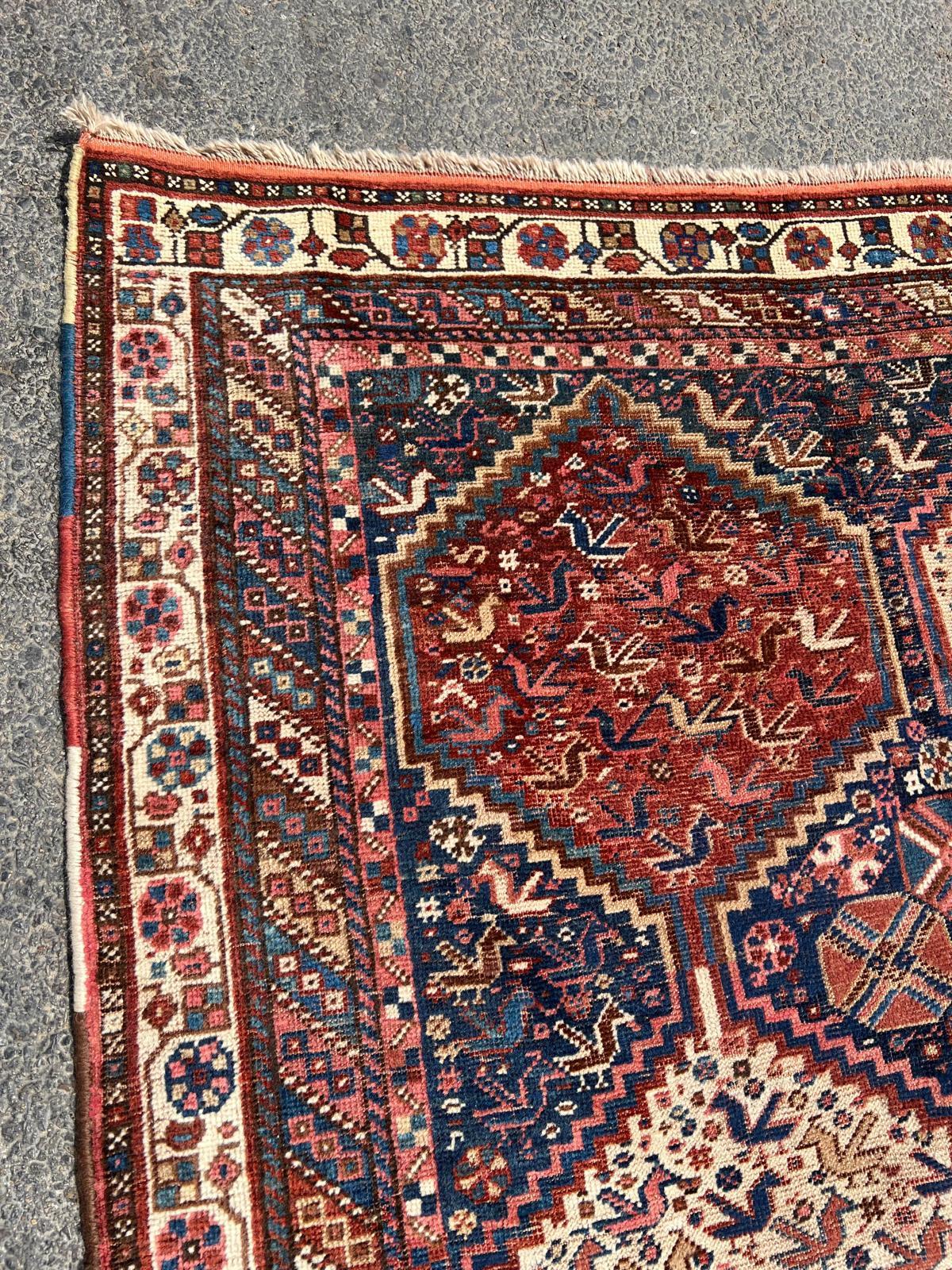 Border transition between medallions and edge design