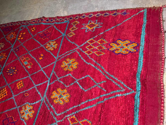 Vibrant fuchsia red field with teal blue lattice work