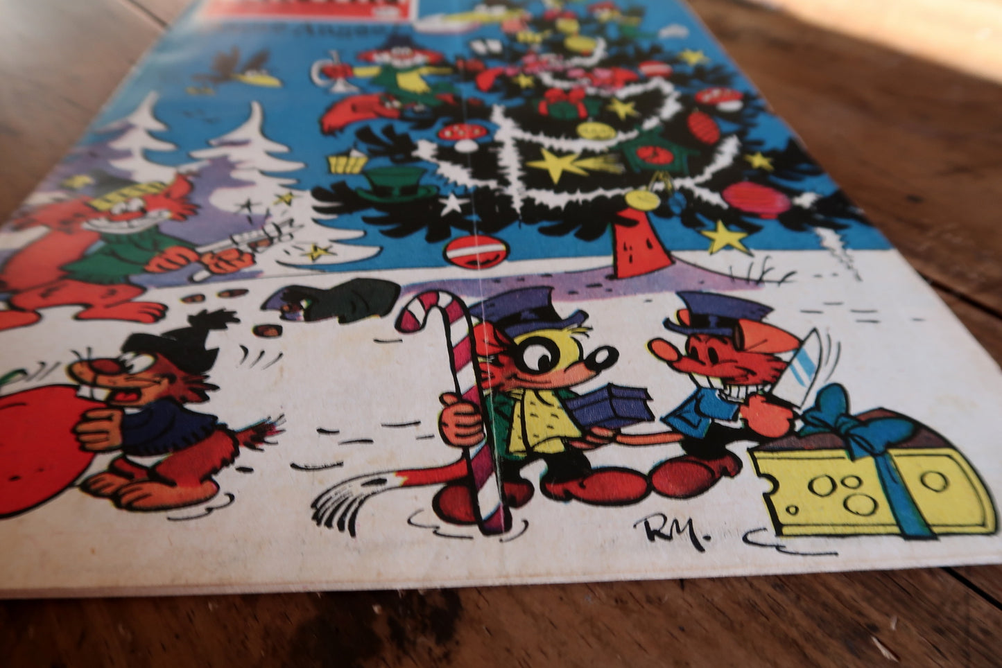 Nostalgic Tintin magazine holiday issue from 1959 with 40 pages, structurally complete, suitable for collectors of Hergé, Tintin, or vintage Christmas-themed comics.