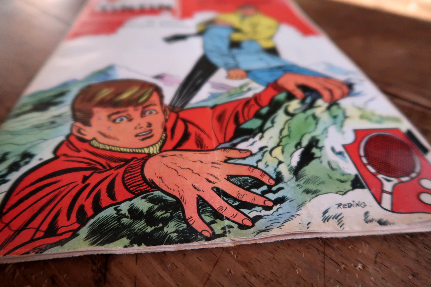 Nostalgic Tintin magazine issue from October 2, 1958, with 36 pages, structurally complete, suitable for collectors of Franco-Belgian comics, mid-century illustrated press, or vintage motorsport culture.