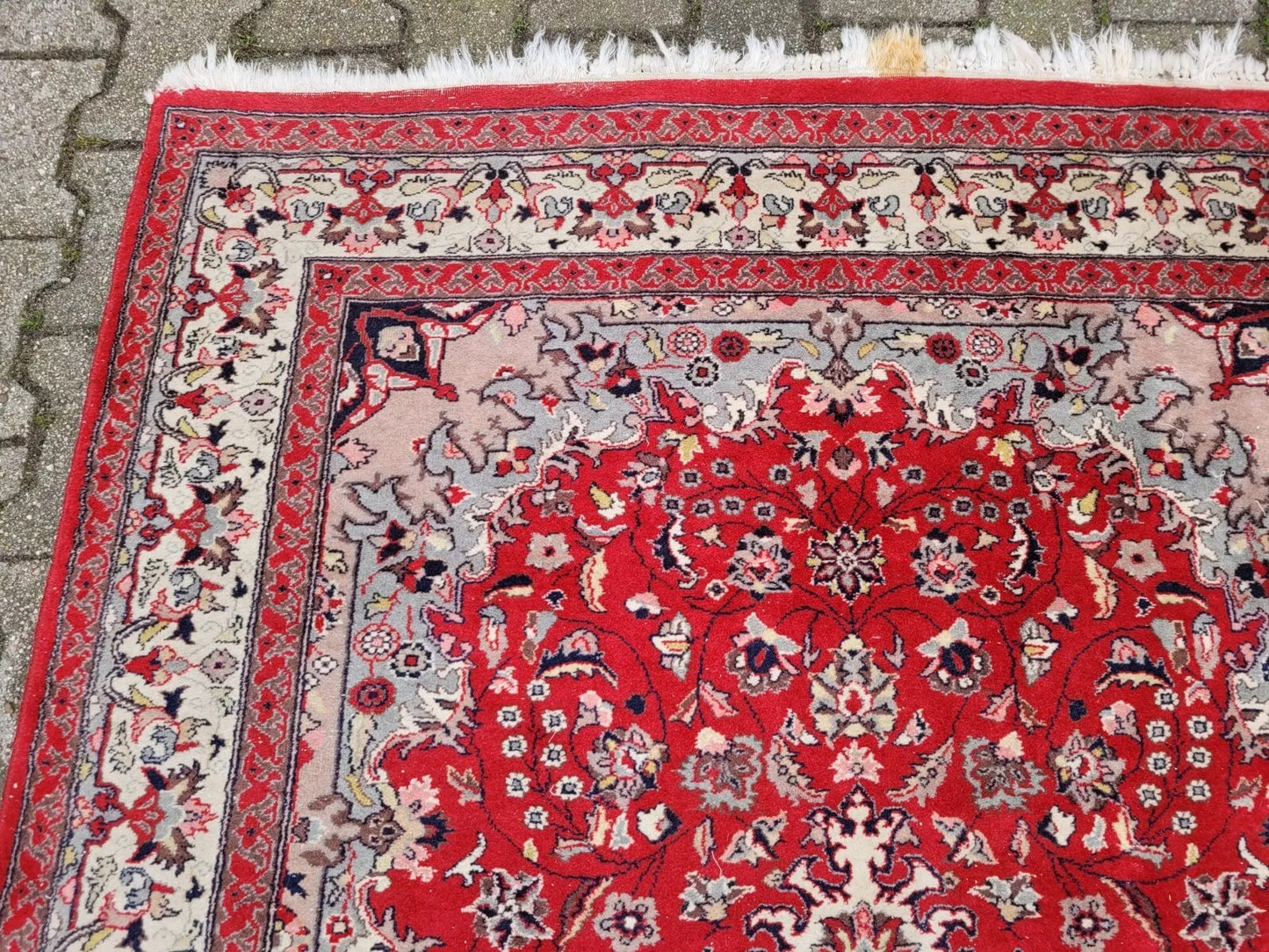 Wool rug showing a classic central medallion motif.