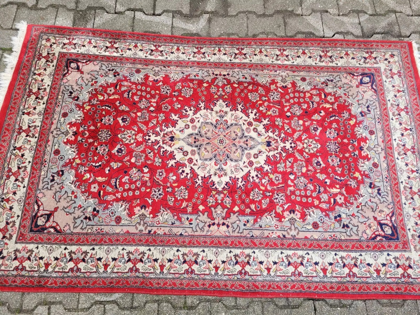 Antique rug with floral motifs and elegant arabesques.