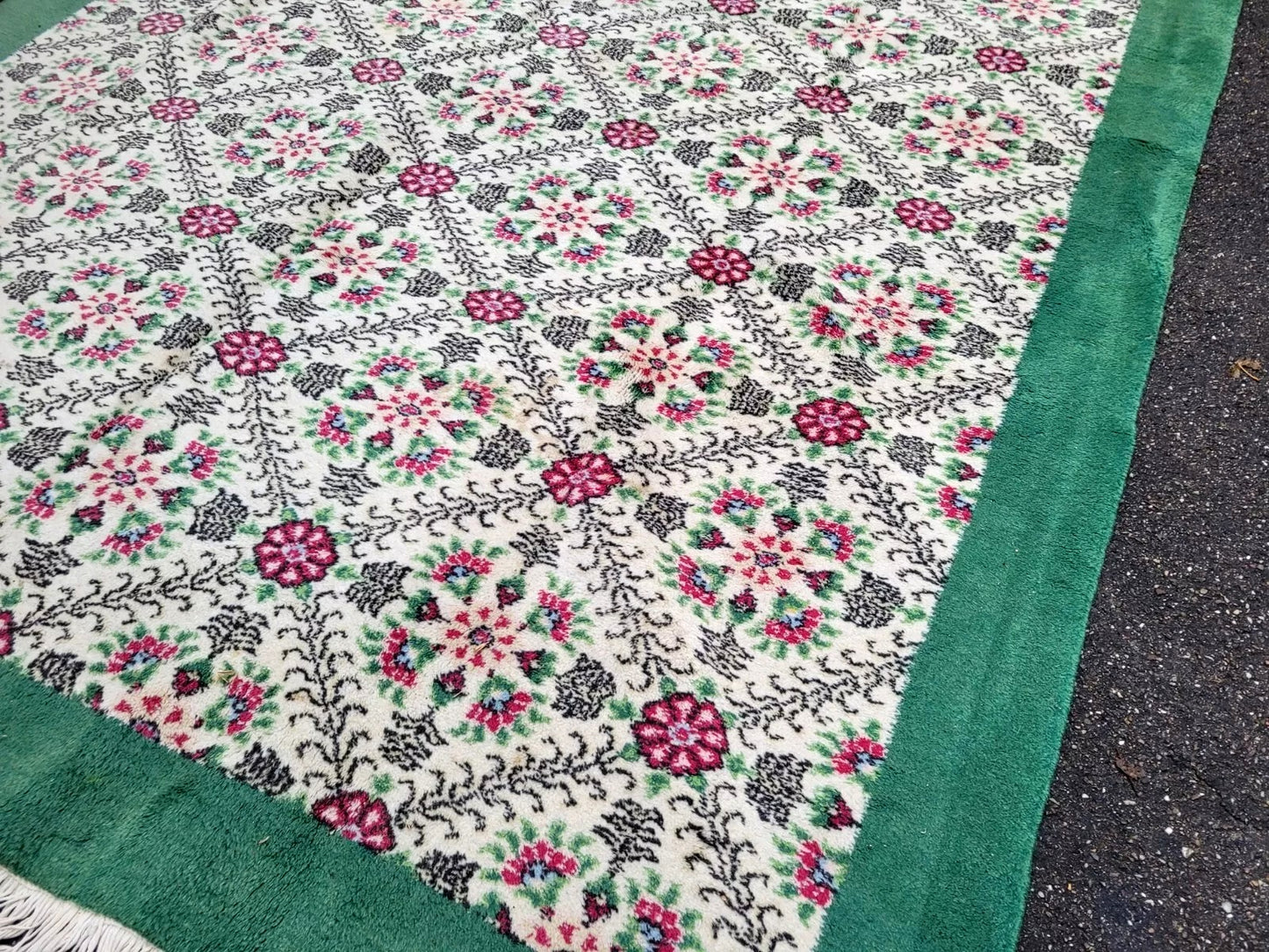 Vintage Sivas rug with green bouquets arranged in a diamond grid.