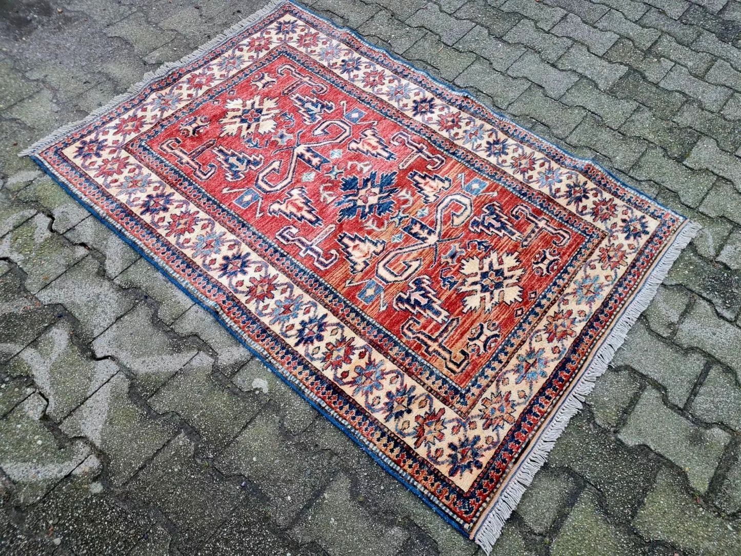 Full view of 3.2' x 4.9' Perpedil rug