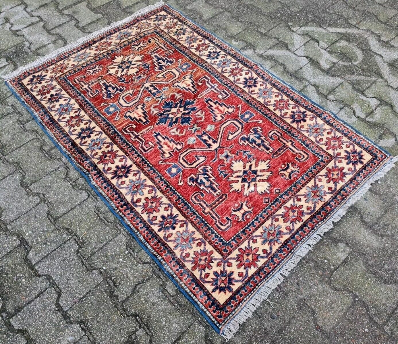 Ram’s horn design in Perpedil Kazak rug