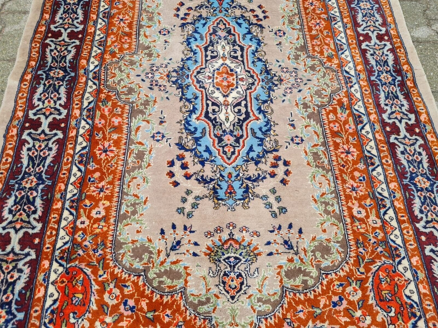 High knot count wool rug with vibrant colors