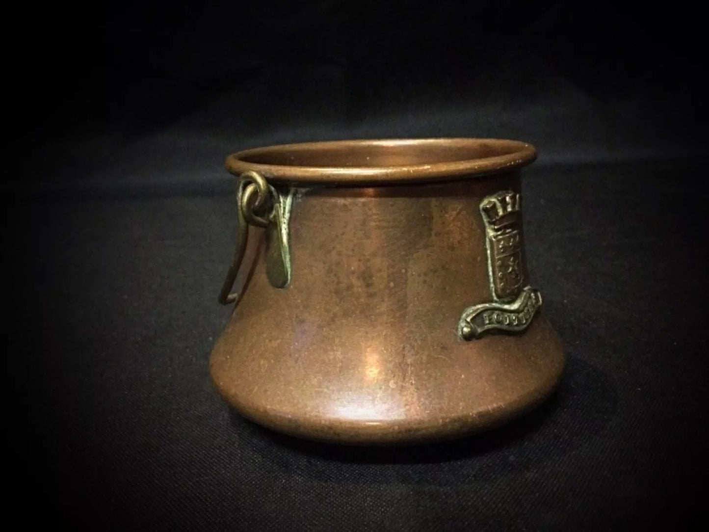 Small antique copper cauldron with a 'Poitiers' engraving, ideal for decor or collection.