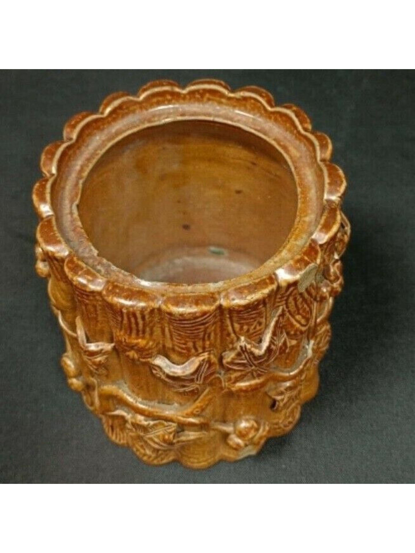 Antique-style vineyard motif planter