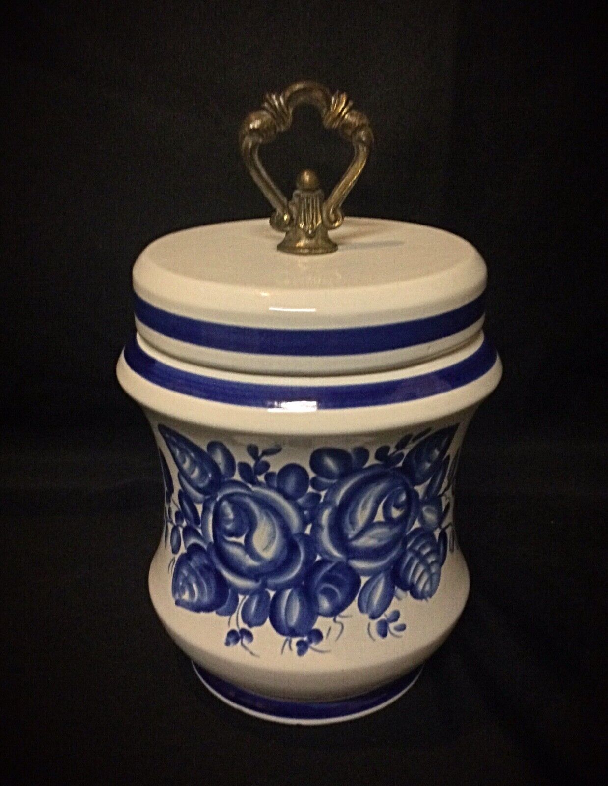 Base inscription "Macabo" on faience urn