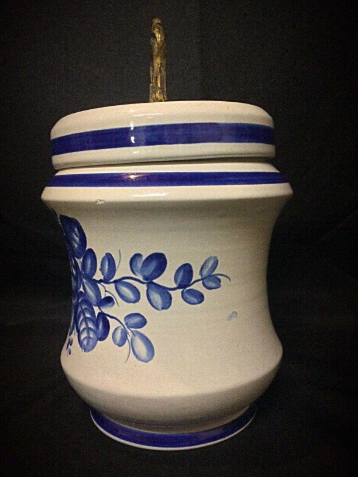 28 cm antique funeral urn on display