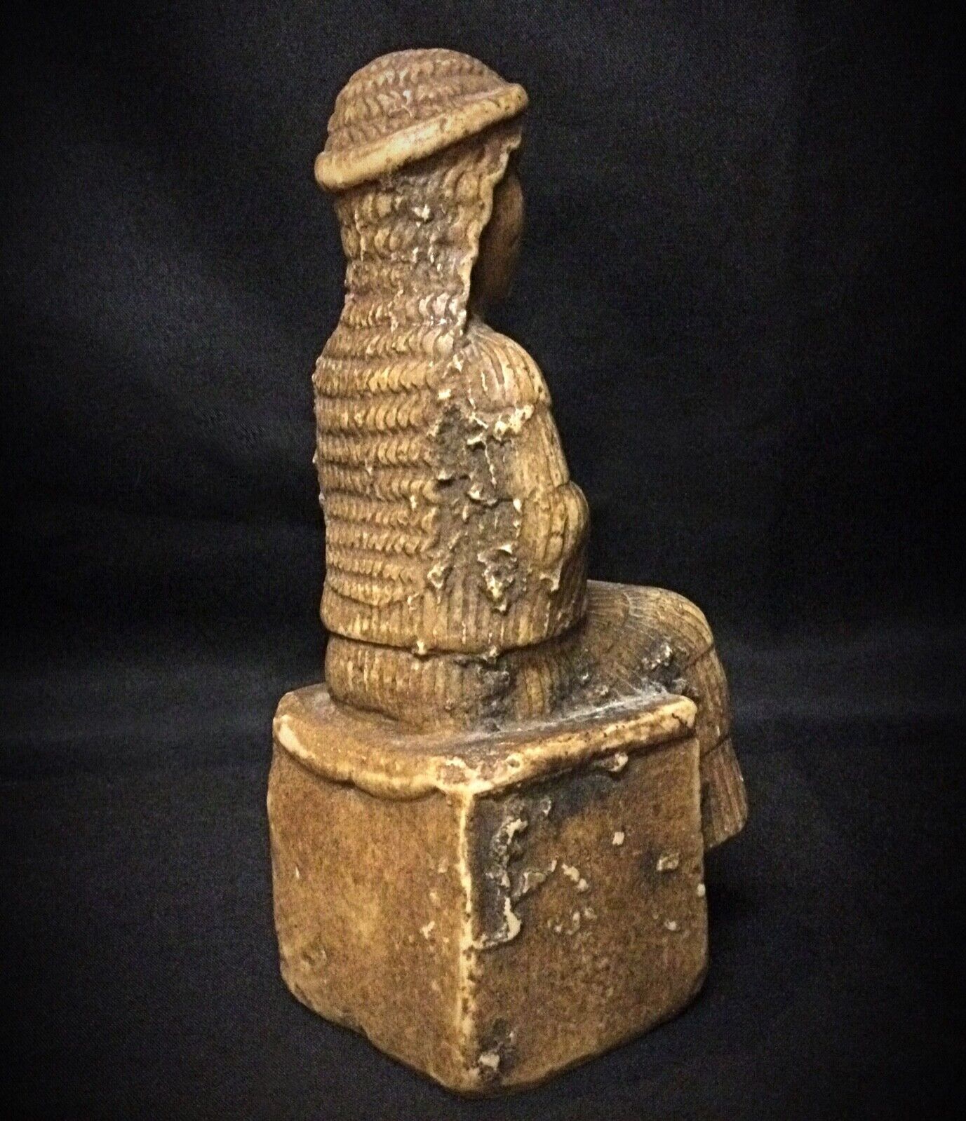 Dimensions comparison of the "Laryballe" vintage casting statue.