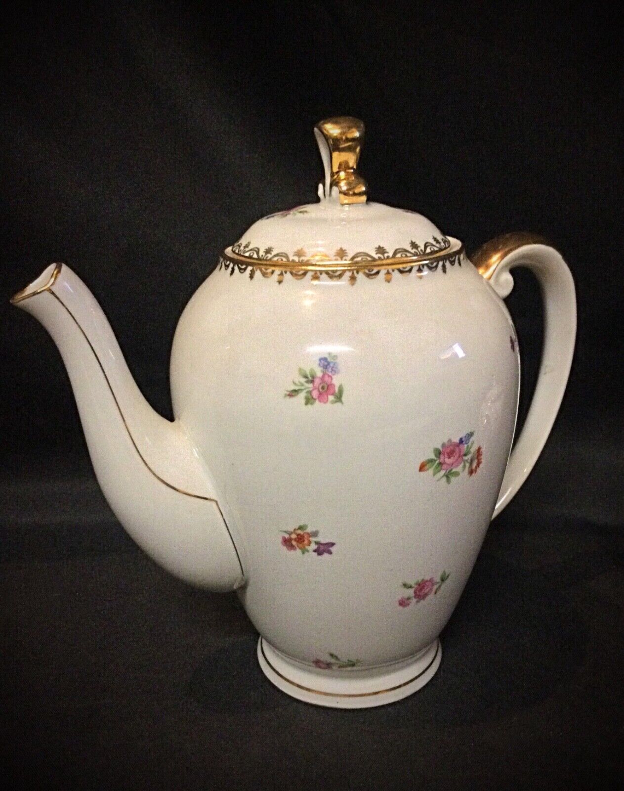 Detailed view of the vintage French porcelain sugar bowl and pitcher