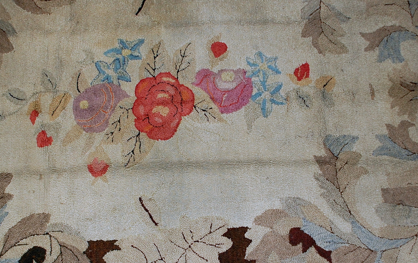 Antique decorative American hooked rug of Victorian style. The rug is in good condition, it has been made in the end of 19th century in USA.